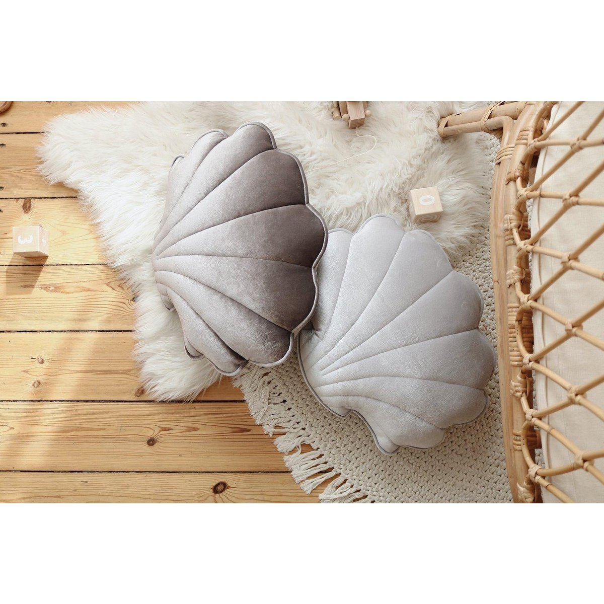 Samt-Muschelkissen „Silver Pearl“.