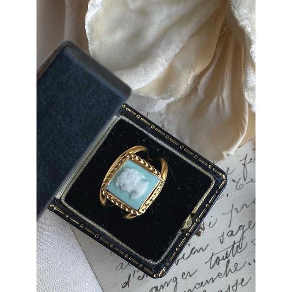 El querido anillo de cameo verde