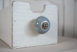 Grey furniture knob with white flowers 4 cm Isabelle Rose