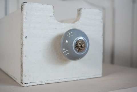 Grauer Möbelknopf mit weißen Blumen 4 cm Isabelle Rose