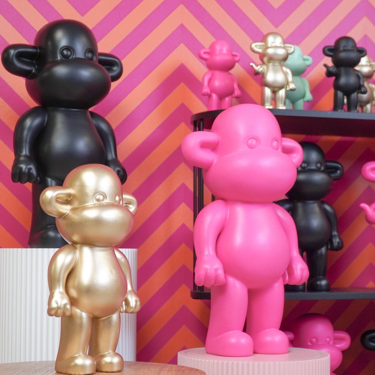 Ornament - Monkey Figurine 'The Legend'- Polyresin - Gold - 20,5x13,5x35cm