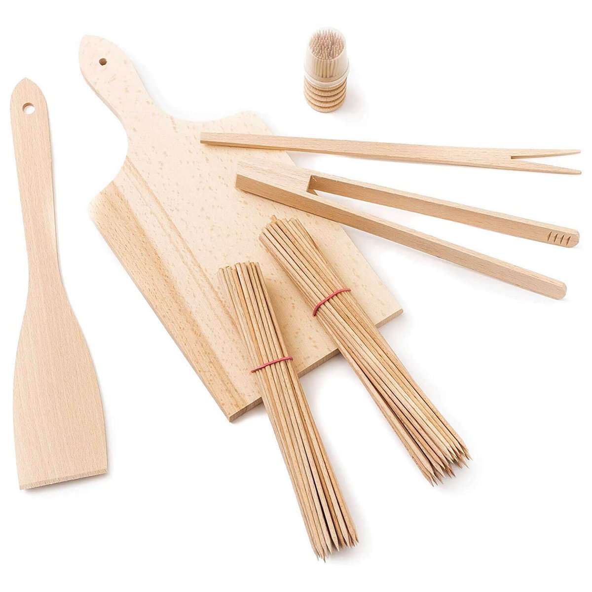 Set mit Grillutensilien aus Holz (Schneidebrett, Pfannenwender, Grillzange, Gabel, Zahnstocher, Spieße)