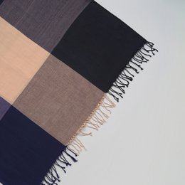 Zachte handgeweven katoenen sjaal blauw-zwart-nude blokpatroon