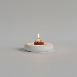 LAVURI Spicy Pumpkin Gourmet Dessert scented Candle, handmade, soy wax, including a sculptural stoneware plate, limestone, white, Duftkerze