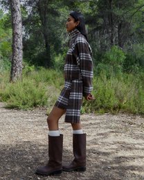 Barfodet plaid brun rullekrave overtrøje