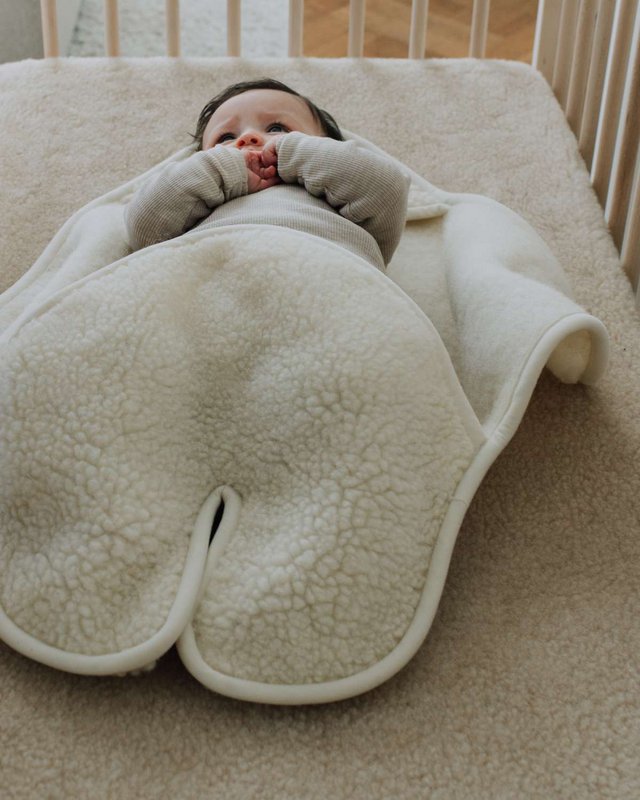 Couverture d'emballage pour bébé avec pieds et capuche - laine mérinos