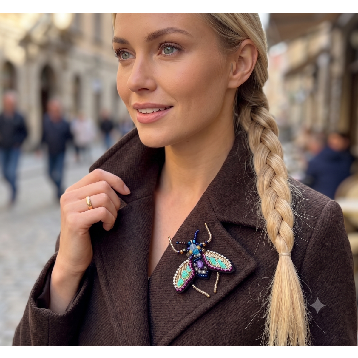 Brooch Buzzel