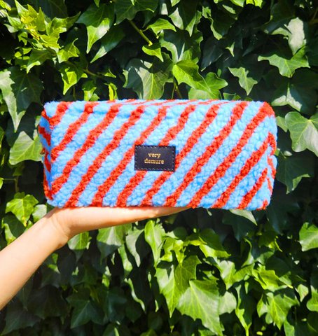 Tasche Sehr dezenter rot-hellblauer Streifen aus Teddystoff