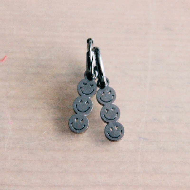 Roestvrijstalen oorringen met 3 smileys – zilver