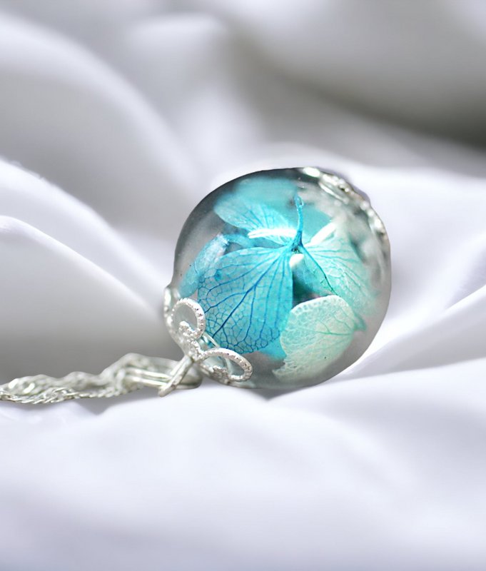 Alegría de vivir en vidrio y plata: flores de hortensia en una bola de vidrio transparente en una cadena de plata de ley 925 - K925-98