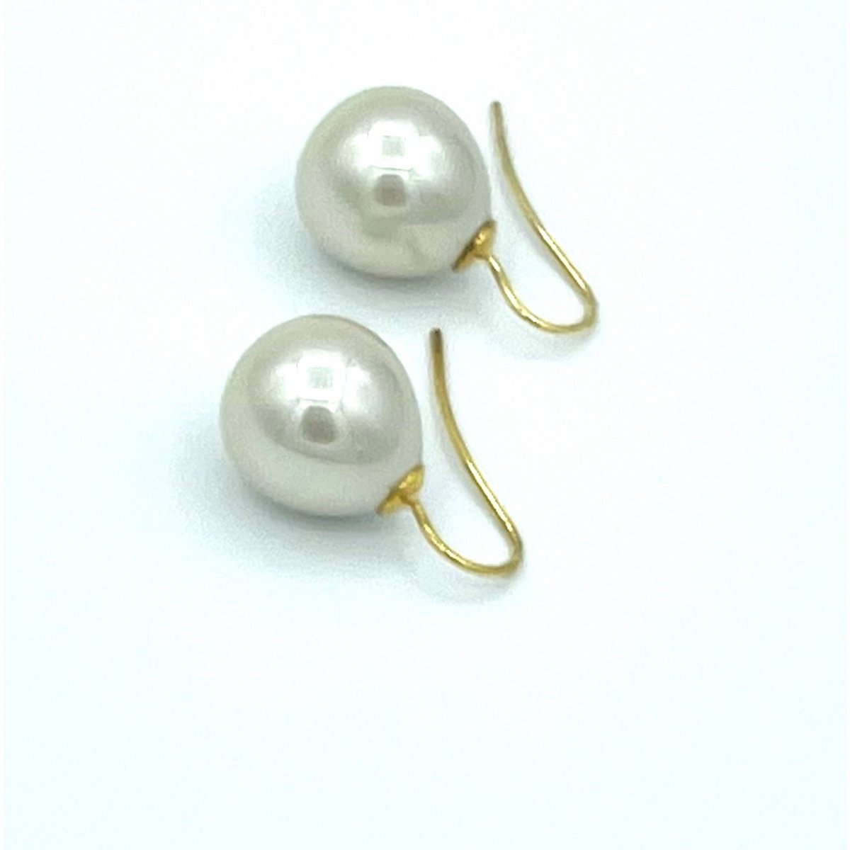Orecchini di perle classici nel colore beige