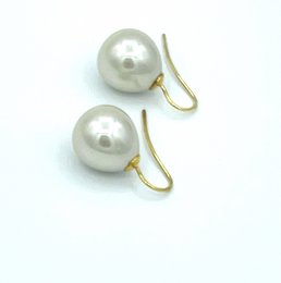 Pearl earrings classic in the color beige