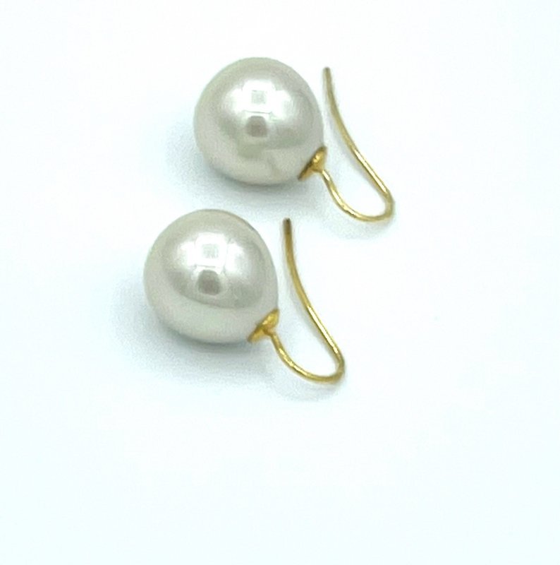 Pearl earrings classic in the color beige