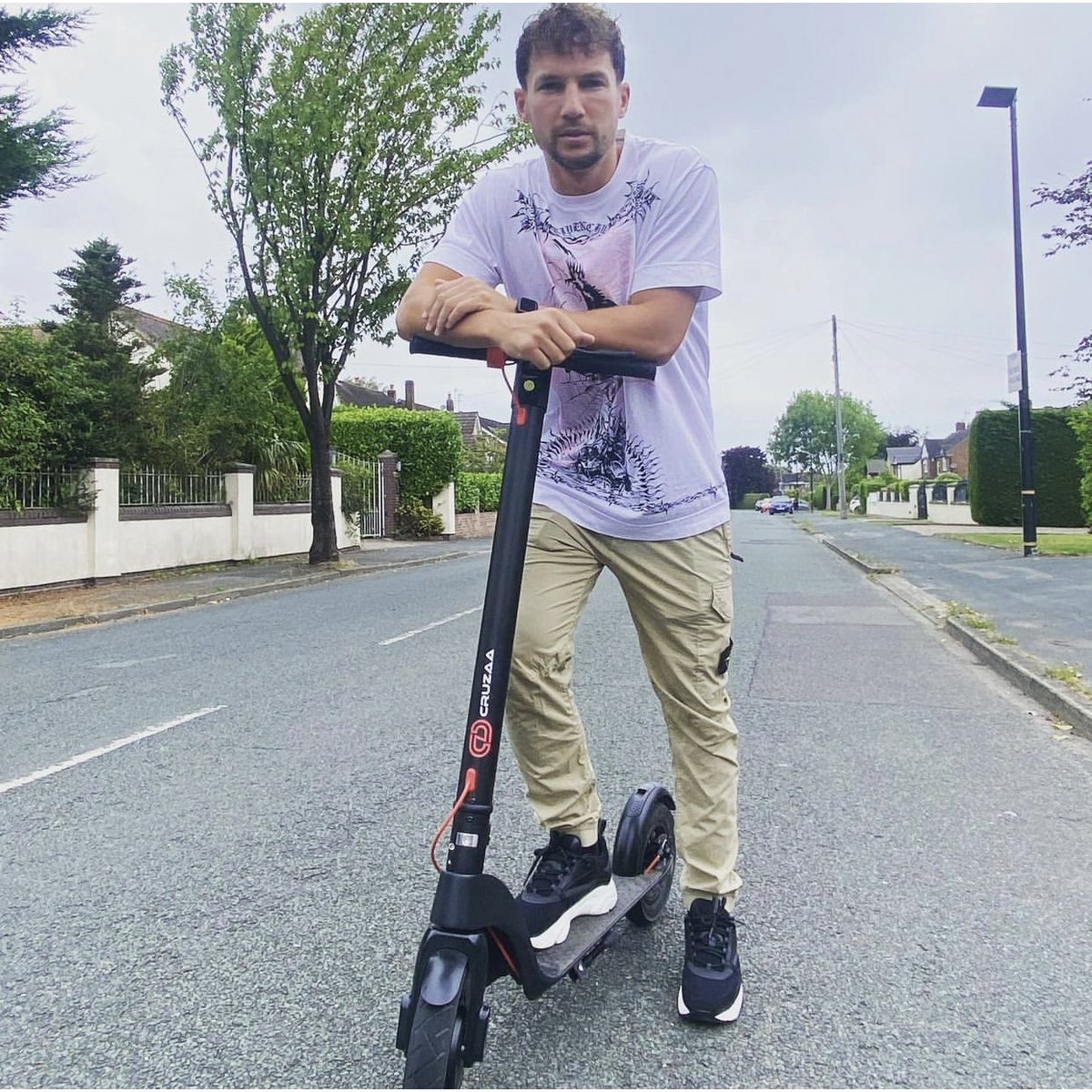 Le scooter électrique Cruzaa Commuta officiel