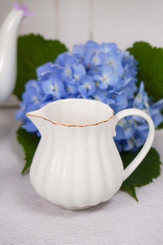 Royal Rose creamer white with gold rim 200 ml Isabelle Rose
