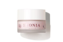 White, rich cream in a 30ml tube. Moisturizing formula with natural ingredients.
