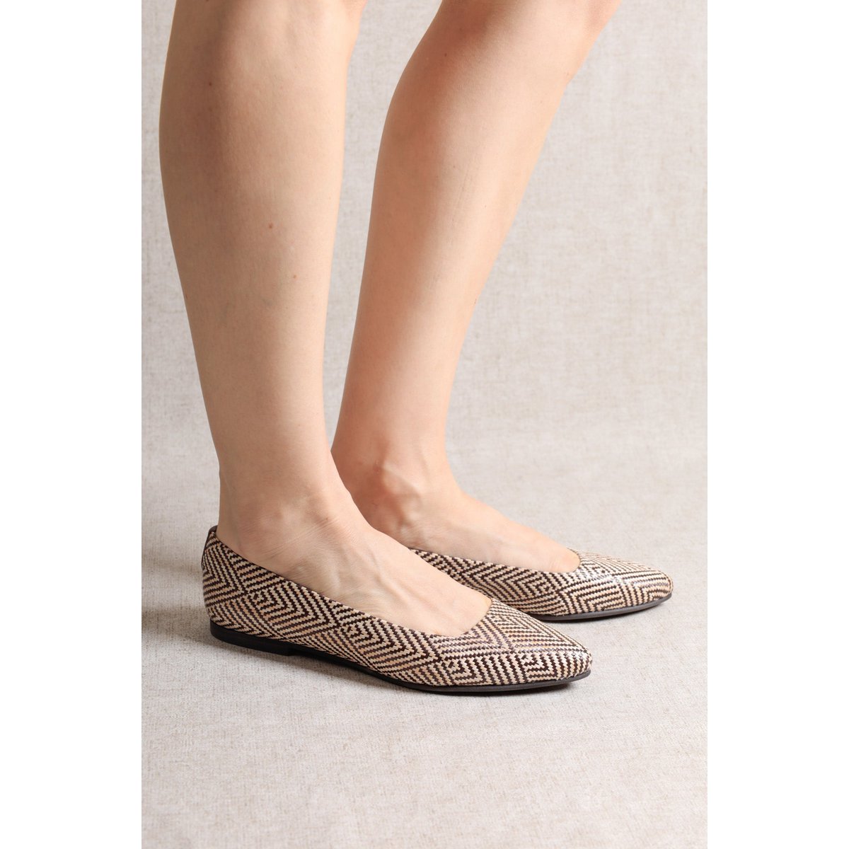 MINDI BRUIN – Ballerina's van geweven raffia