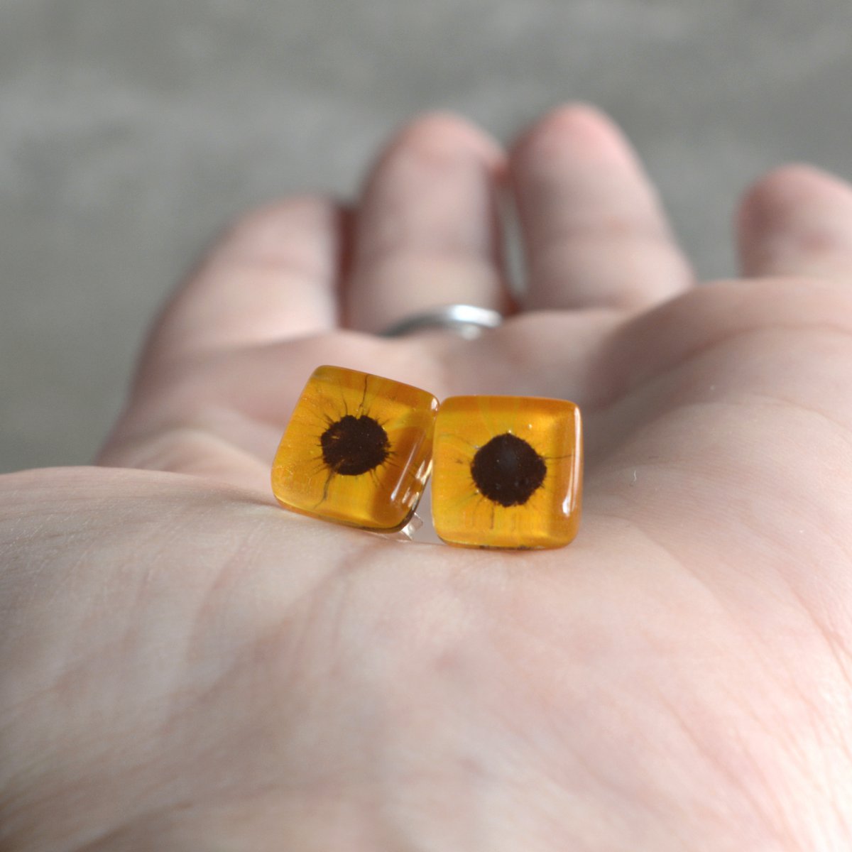Orecchini a bottone girasole in vetro riciclato e argento sterling 925