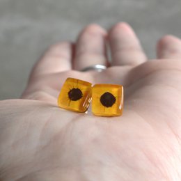 Orecchini a bottone girasole in vetro riciclato e argento sterling 925