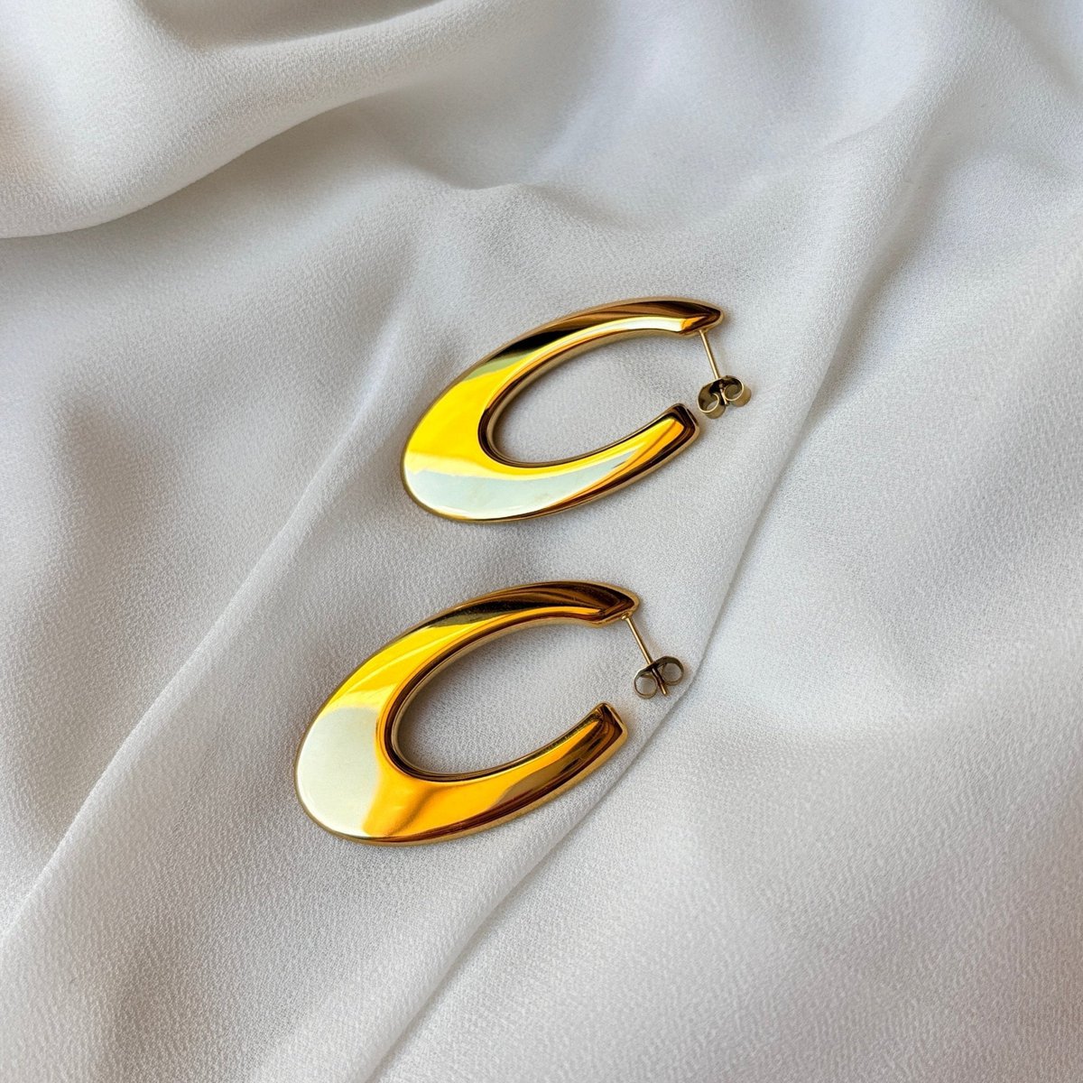 OVAL BLISS – Guld Oval Lobe Øreringe