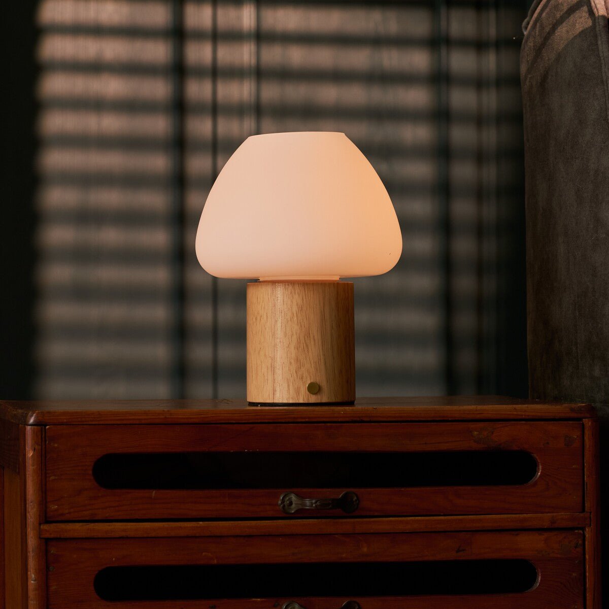 Fynn Hellbraune wiederaufladbare Holzlampe