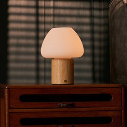 Fynn Hellbraune wiederaufladbare Holzlampe