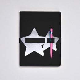 Voyager L Licht - Sterren | Notitieboekje A5+ | Gestippeld dagboek | 3,5 mm puntraster | 176 genummerde pagina's | 120g Premium-Papier | Leer zwart | met pen- en smartphonehouder Sterren |  geproduceerd in Duitsland