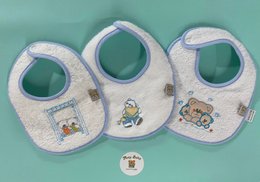 Set van 3 verschillende modellen geborduurde slabbetjes