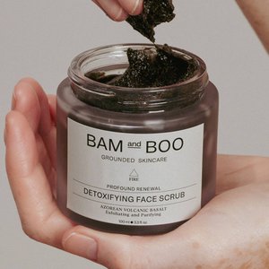 Ontgiftende gezichtsscrub