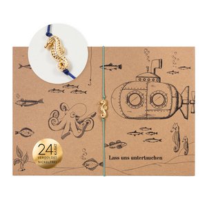 Armband auf Karte - Seepferdchen Gold - Untertauchen – 24K vergoldeter Anhänger – Makramee – DIN A6 Recyclingkarte – maritime Kollektion 