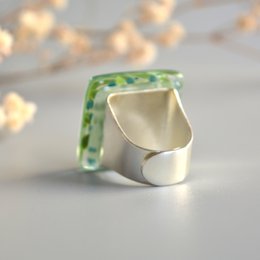 Übergroßer Ring mit lindgrünen Blättern und dunkelgrünen Beeren, verstellbare Größe