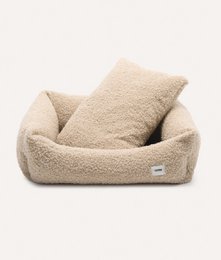 Beige shearling dog bed, snozy. Soft, plush, and cozy dog bed in a neutral beige color. Available in 3 sizes: small (56x50x18cm), medium (75x60x20cm), and large (90x78x22cm). Ideal for pets to relax and sleep comfortably.