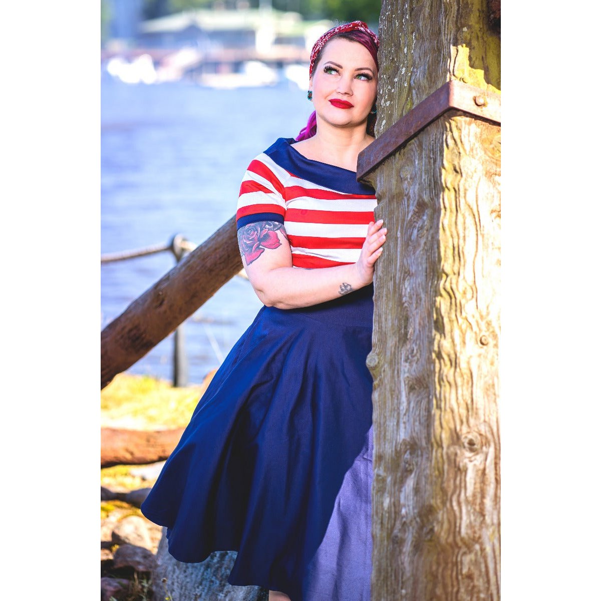 EU Stock Darlene Retro Swing Dress in Navy med røde og hvide striber