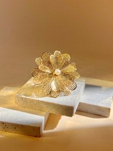 Openwork flower ring with central pearl - stainless steel