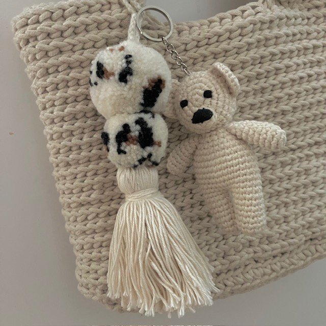 Charme de sac ours Luna-Leena blanc cassé - coton biologique - crocheté à la main au Népal
