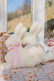 Flauschiger Boucle Osterhasen Kissen "Beige Bow"