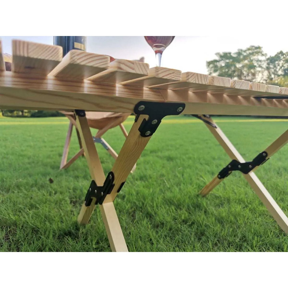 Opvouwbare houten tafel voor op de camping