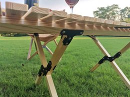 Klappbarer Holztisch zum Camping