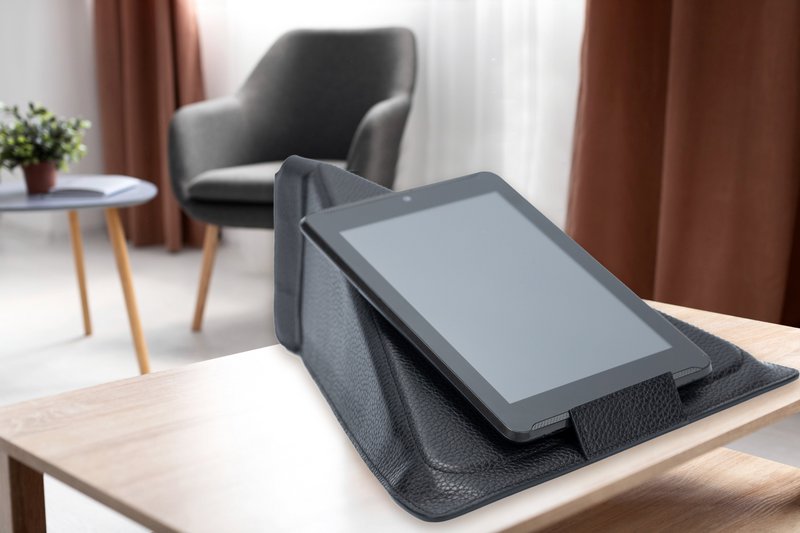 K0031AB | Case/Modular Tablet Stand in Genuine Leather, full grain, dollar grain. Black colour. Closing with magnets. Dimensions: 22 x 31 cm. Packaging: Tnt bag