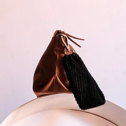 Borsa a tracolla in pelle cognac con tracolla in macramè nero