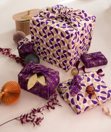 Furoshiki Gift Wrap Gold Moons & Plum Diamonds Fabric Gift Wrap - Doble cara (Reversible)