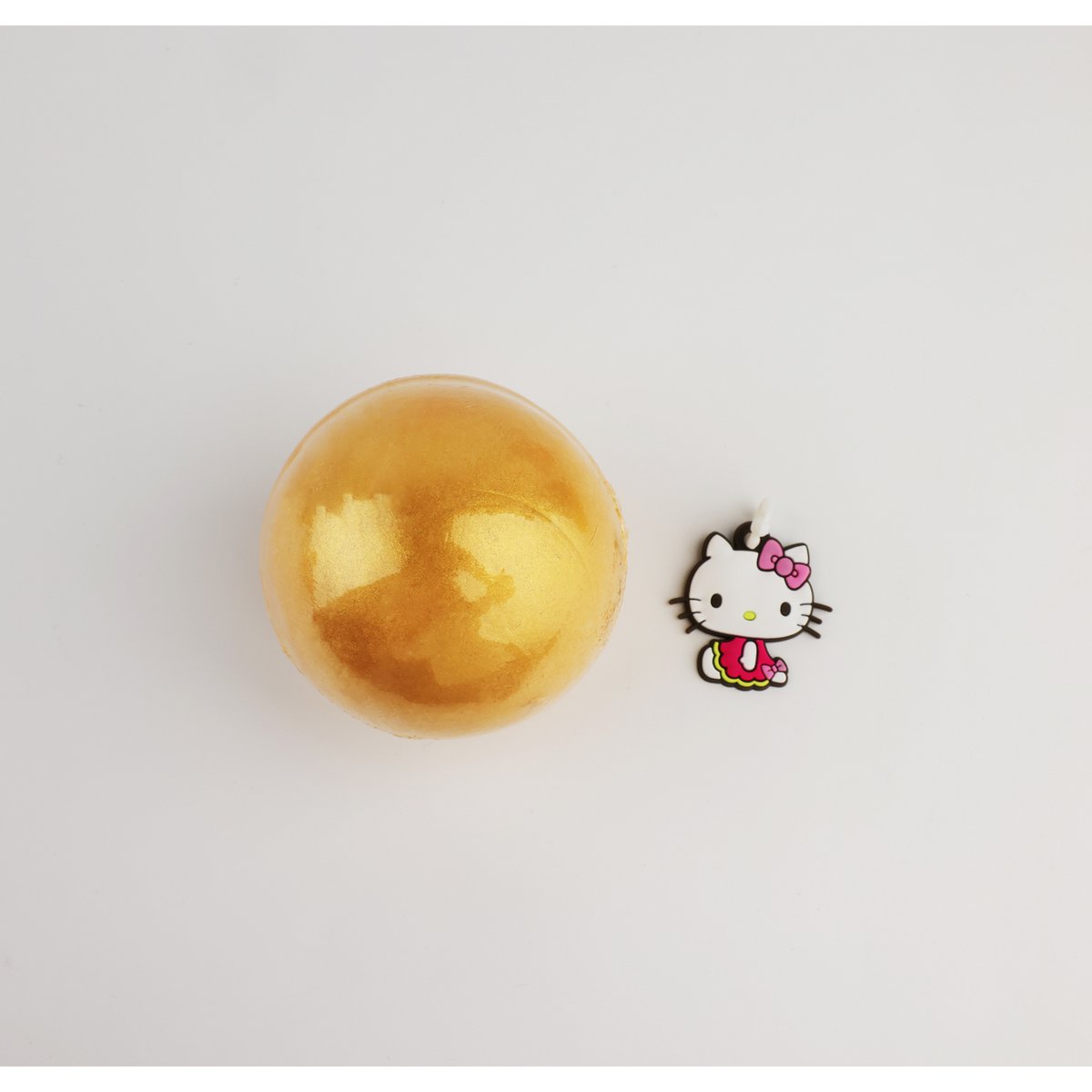 Hello Kitty, bruisende badbom, schuimend met een medaillon, verrassing, badbommen, perzik, goudkleurig, kinderen, junior, veganistisch, 170 g, TAKE CARE