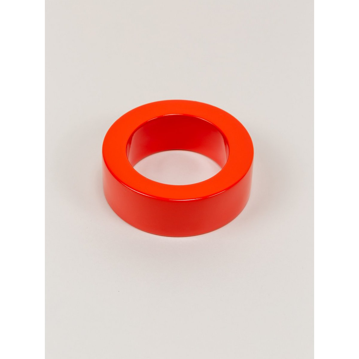Wide round orange lacquered bracelet with straight edge