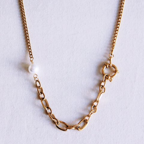 Gliederkette mit rundem Verschluss, Perle und verzierten Gliedern