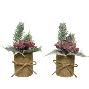 Weihnachtsgesteck mit Beeren in einem Jutetopf