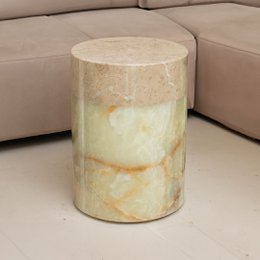 Mesa decorativa con tapa de mármol beige y ónix verde claro