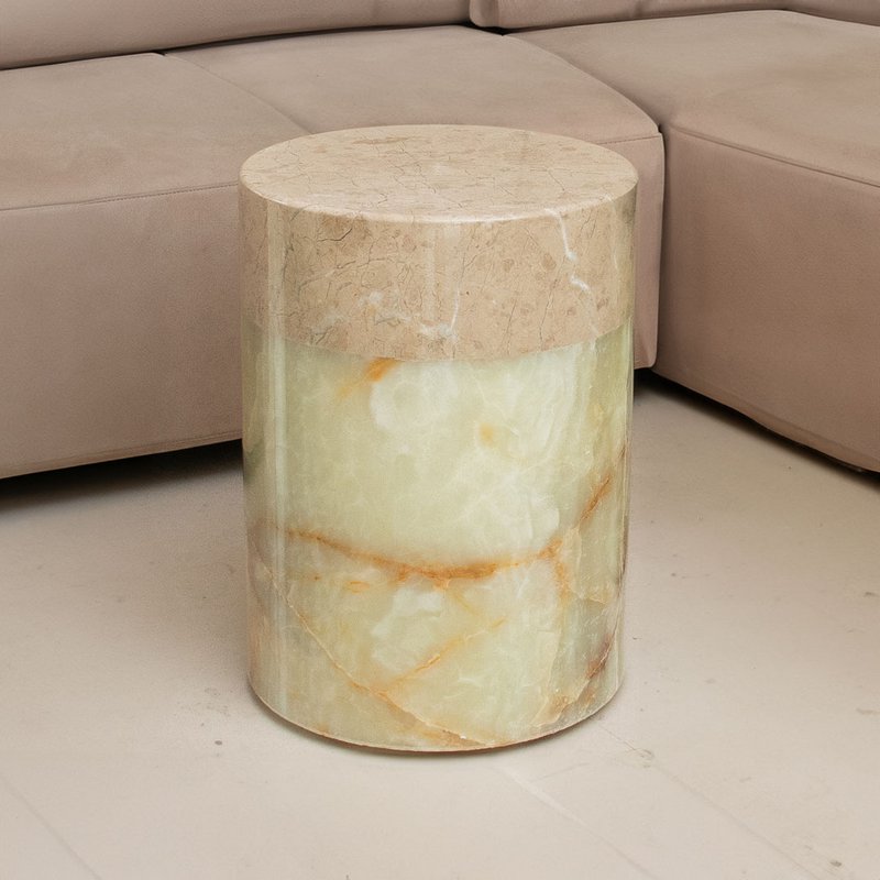 Mesa decorativa con tapa de mármol beige y ónix verde claro