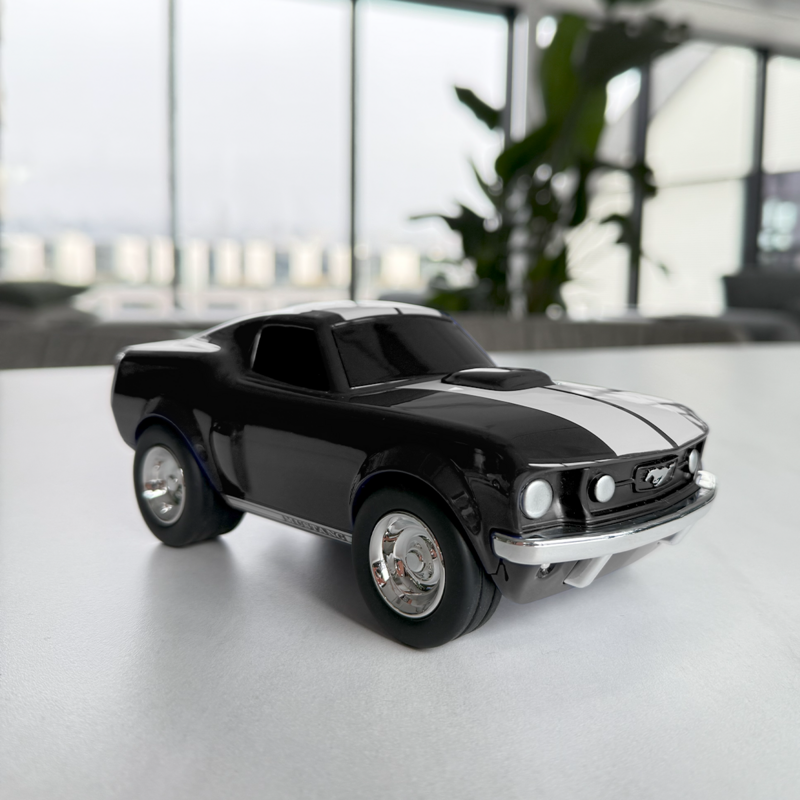 Piccola auto da corsa Ford Mustang Black