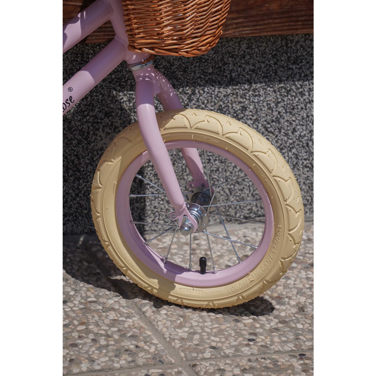 Bicicleta sin pedales en color rosa pastel con cesta de mimbre Isabelle Rose