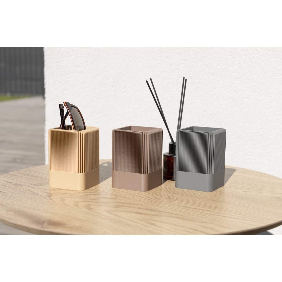 Moderne ribbet firkantet organisering i jordfarver – minimalistisk skrivebords-, forfængeligheds- eller hjemmeopbevaringsløsning, minimalistisk moderne kontordesign